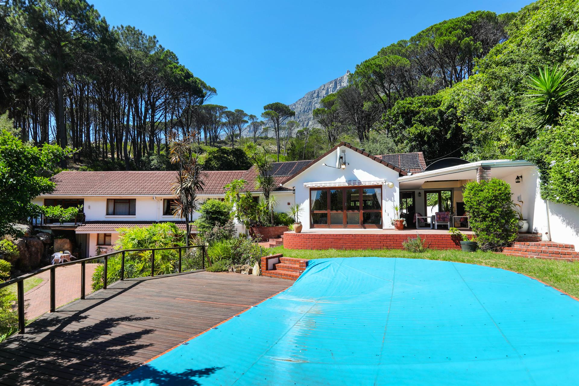 luxury-homes-for-sale-in-foreshore-western-cape-south-africa-the-art-of-mike-mignola