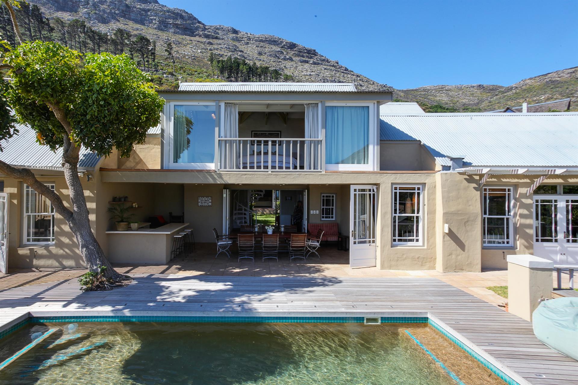 Spacious, luxurious villa in exclusive lifestyle security ...