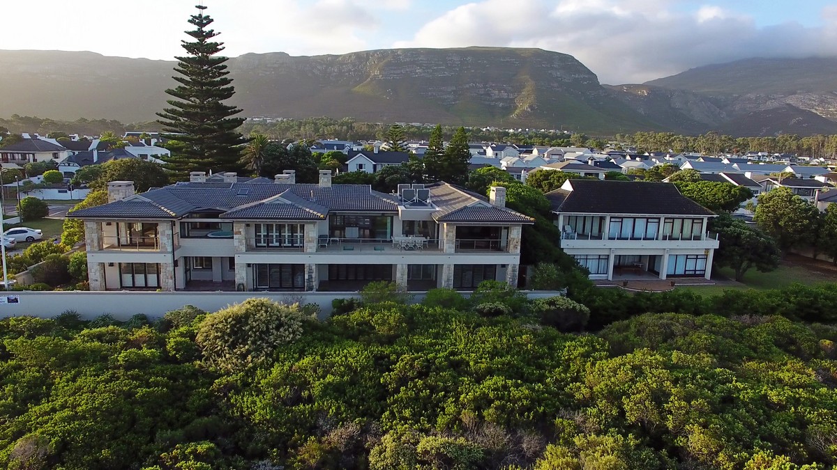 Superb fivebedroom luxury villa perched on the Kwaaiwater Cliffs on