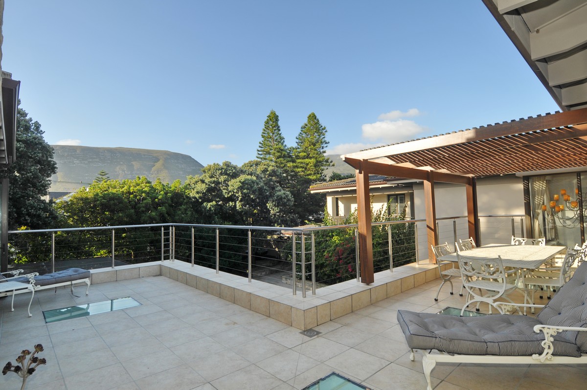Superb fivebedroom luxury villa perched on the Kwaaiwater Cliffs on