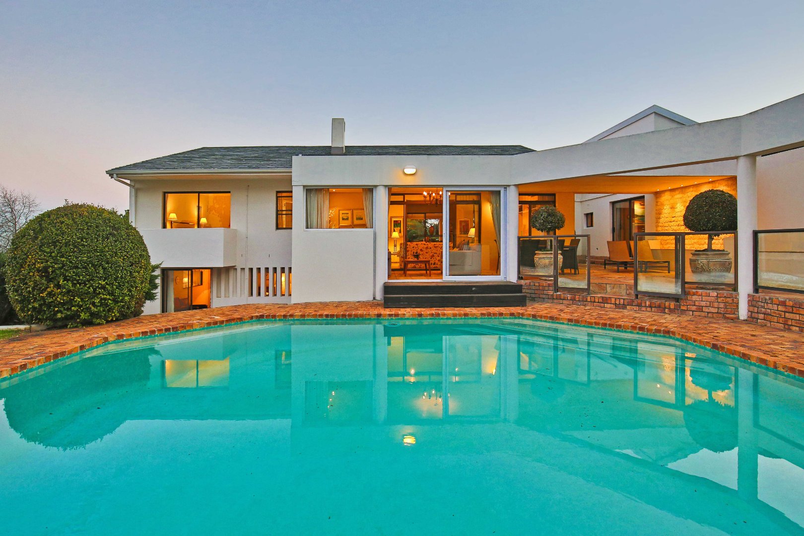 SYLVAN HIDEAWAY WITH AN AMPHITHEATRE OF MOUNTAIN AND VALLEY VIEWS a