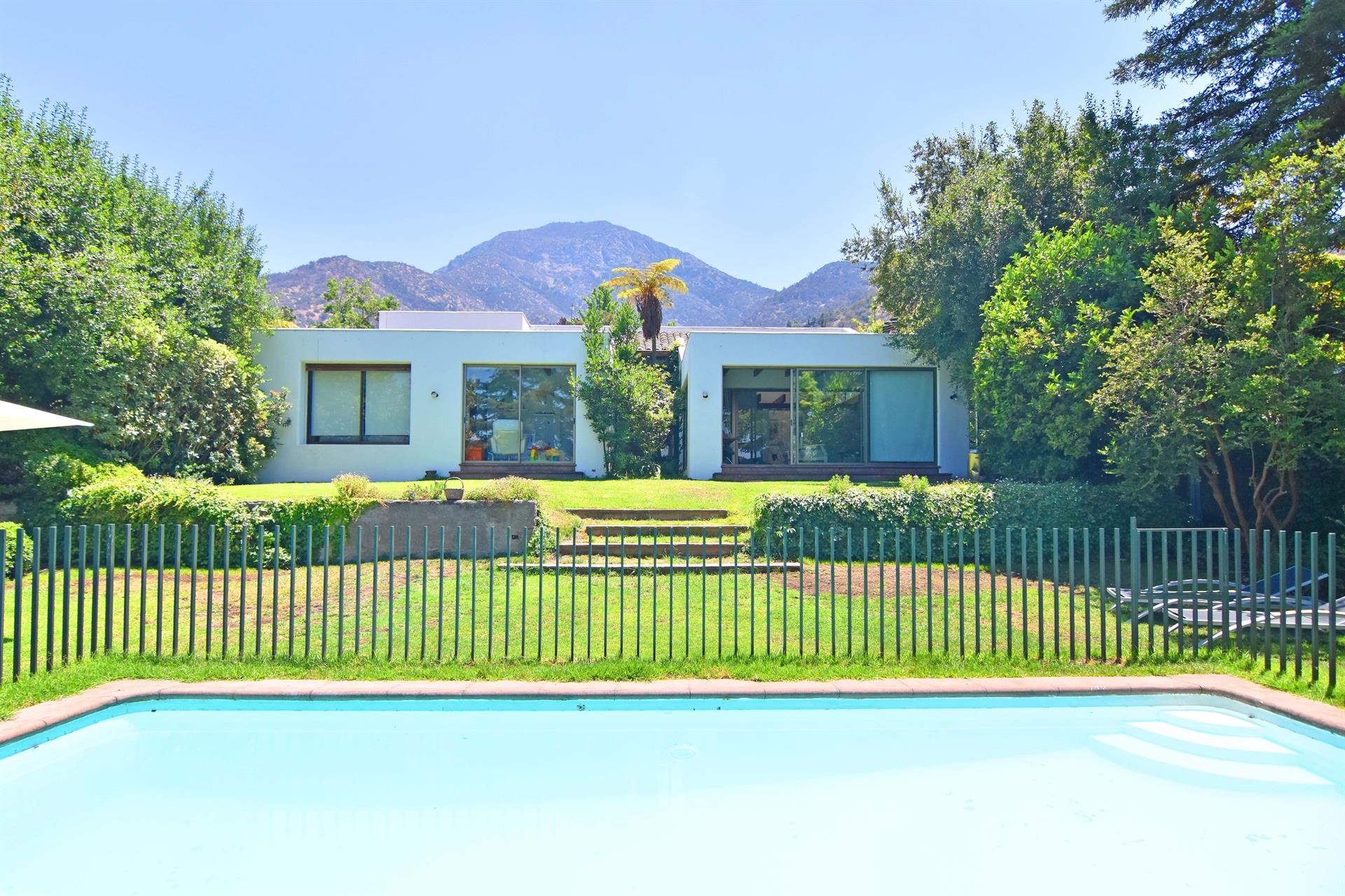 Great Family Home in Santa María de Manquehue a luxury Single Family