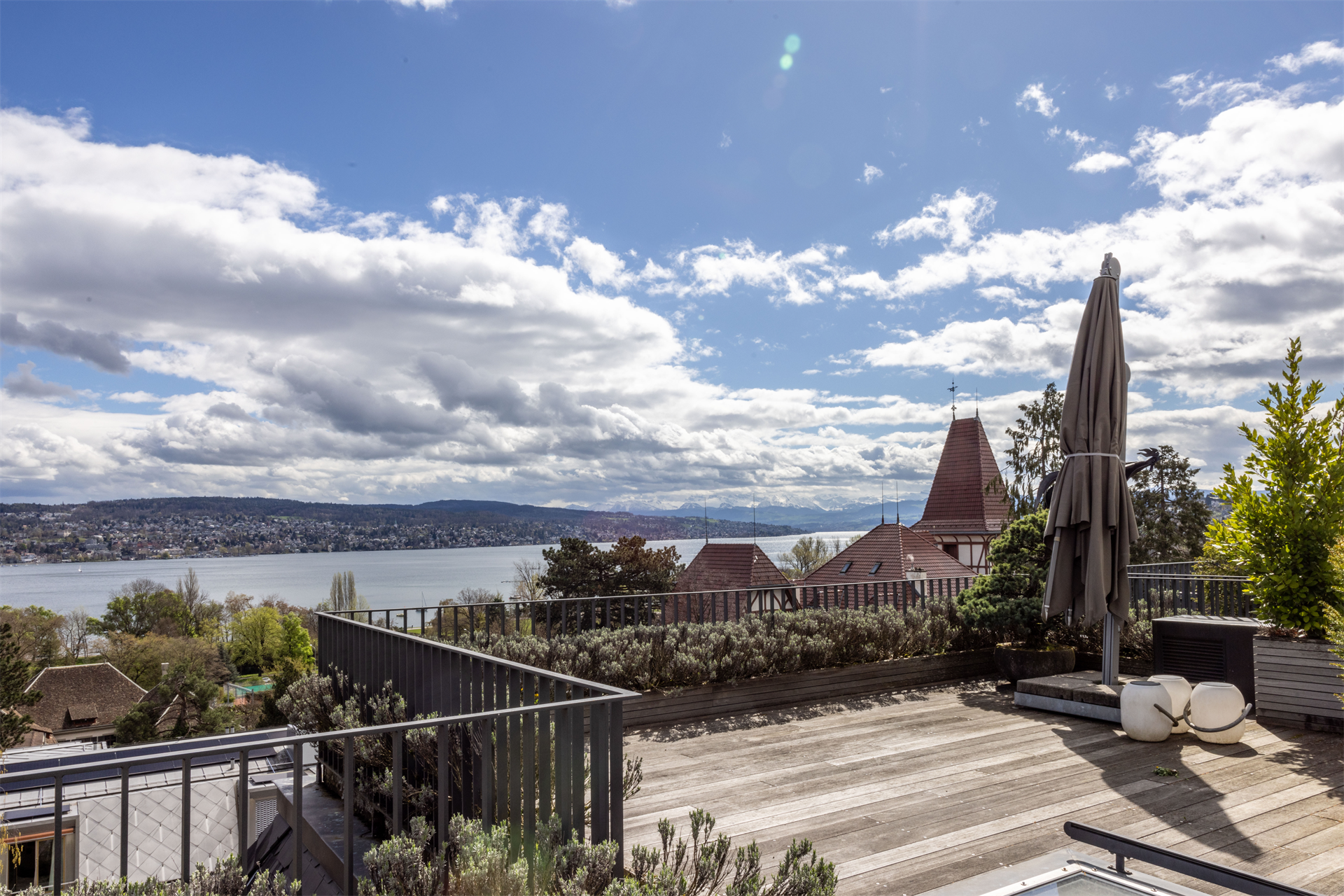 12½-room city villa with three residential units in Zurich-Enge.