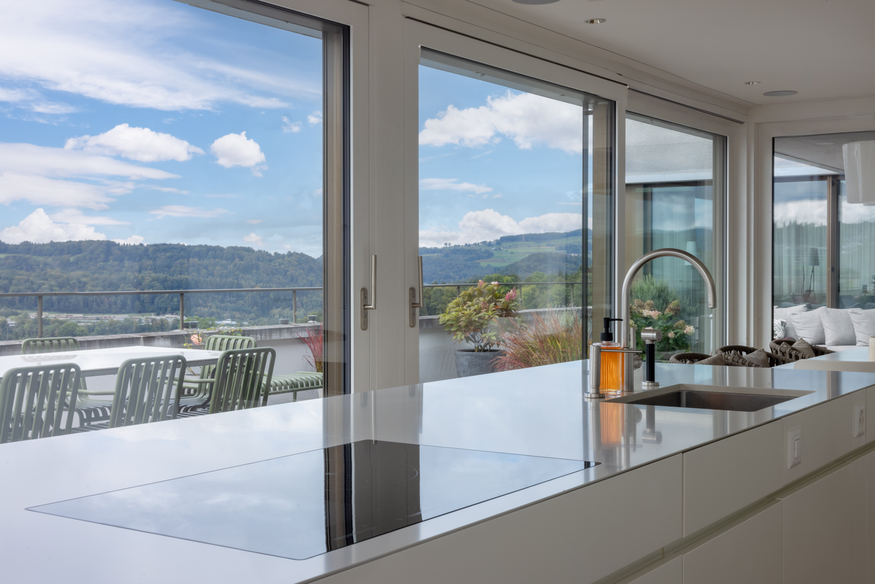 Modern 6½-room penthouse maisonette apartment in Uitikon with panoramic views.