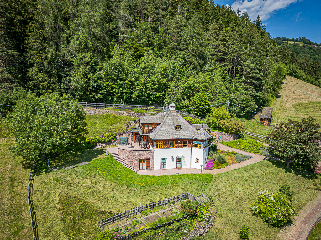 SOUTH TYROL, STATELY EQUESTRIAN FARM WITH VINEYARDS AND STYLISH CHALET